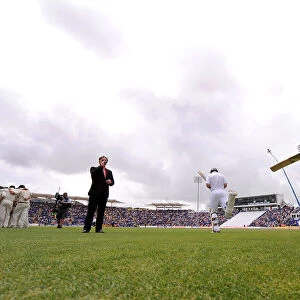 Andrew Strauss & Kevin Pietersen Take The Field On The F