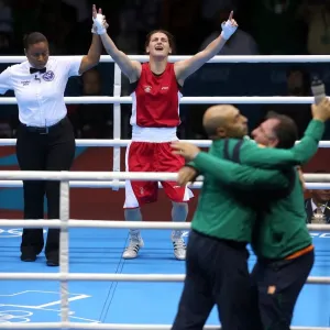 Katie Taylor Avec Son Entraineur, Son Père Peter Dans Le Premier Plan.