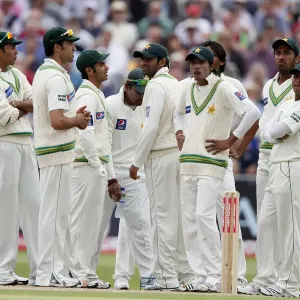Pakistan Player With Injured Finger Pakistan Player With Injured Finger