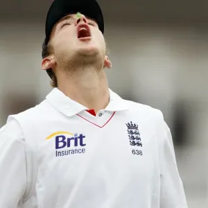 Stuart Broad Misses Mouth With Sweet Stuart Broad Misses Mouth With Sweet