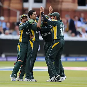 Umar Gul Celebrates Wicket With Shahid Afaridi