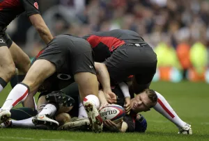 Ashton Prints: Chris Ashton Releases The Ball