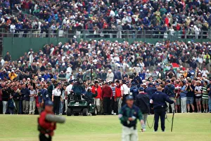 Woods Prints: Crowds Follow Tiger Woods