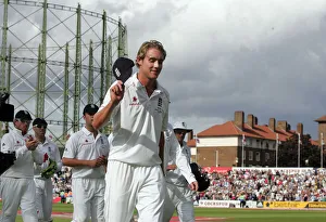 Leaves Prints: England Team Applaud As Stuart Broad Leaves The Field