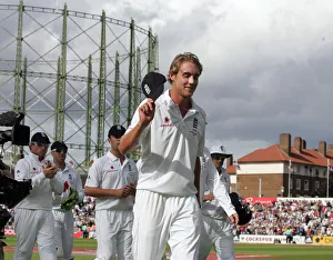 England Team Applaud As Stuart Broad Leaves The Field
