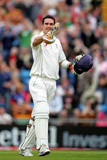 Pietersen Prints: Kevin Pietersen Celebrates Reaching 200