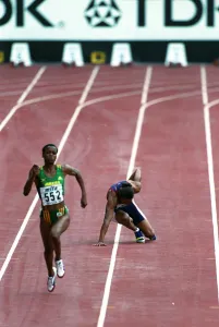 Marion Jones Pulls Up In 200m