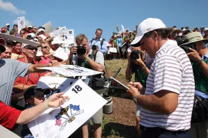 Mickelson Prints: Phil Mickelson Signs Autographs