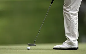 General Veiw Prints: Puttin Ball On Green