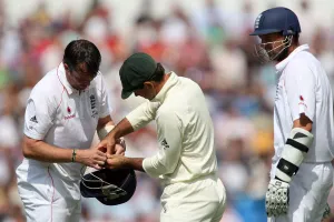 Ricky Poting Helps Graeme Swan Repair His Helmet Ricky Poting Helps Graeme Swan Repair His Helmet
