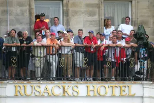 Andrews Prints: Spectators On Hotel Balcony