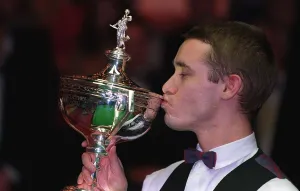 Stephen Hendry Kisses Trophy