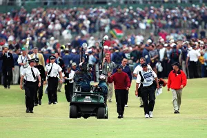 Walks Prints: Tiger Woods Walks Down 18th