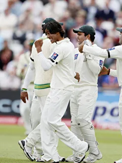 Wicket Prints: Umar Amin Celebrates Strauss Wicket