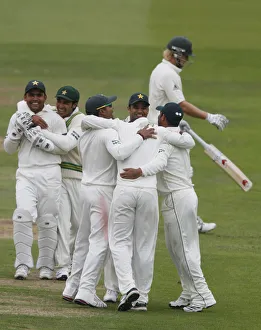 Shane Prints: Umar Amin Is Mobbed By Teamates As Shane Watson Walks Off