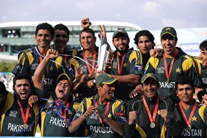 Lanka Prints: Younus Khan & Shahid Afaridi Celebrates With Team Mates